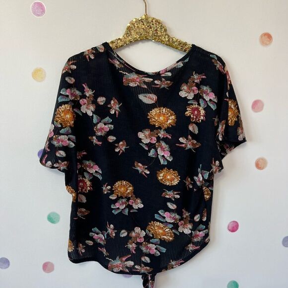 Navy Floral boutique Top  - Picture 2 of 5